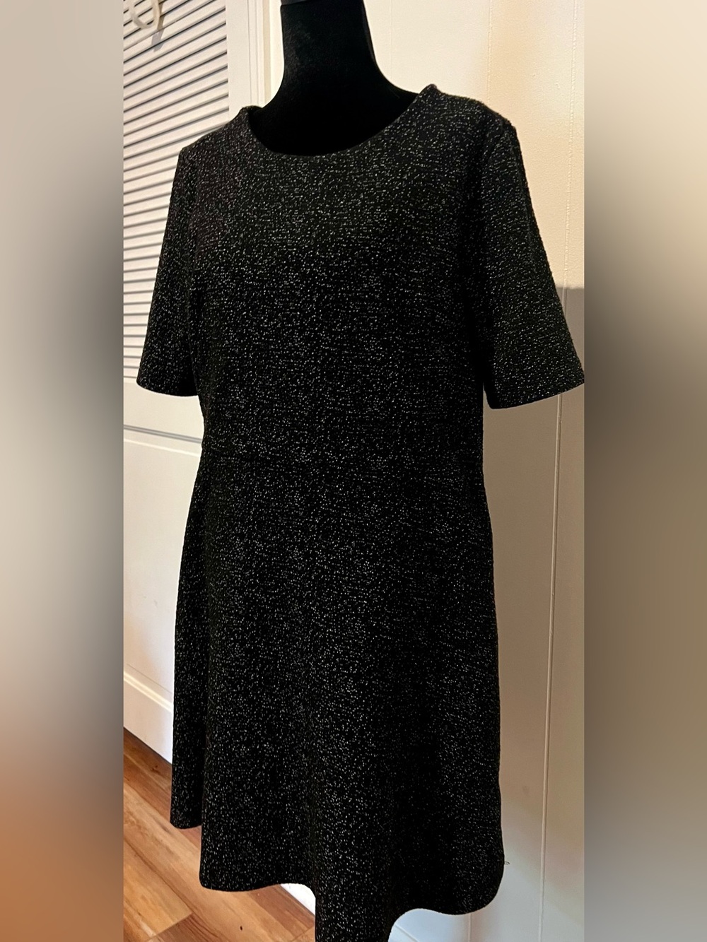 Jasmine & Julianna Black Speckled Short Sleeve Shift Dress, Size Large. B7